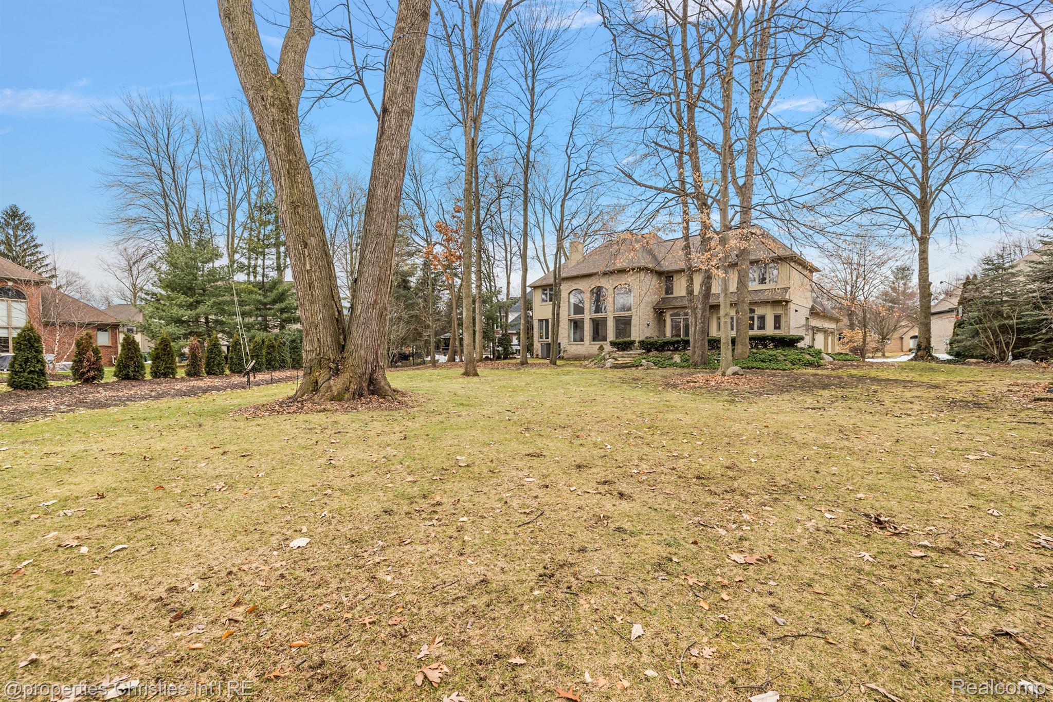 52388 WOODSIDE Court
