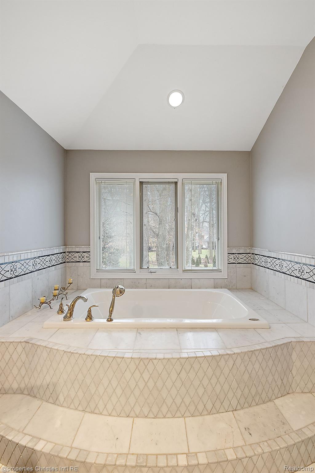 52388 WOODSIDE Court
