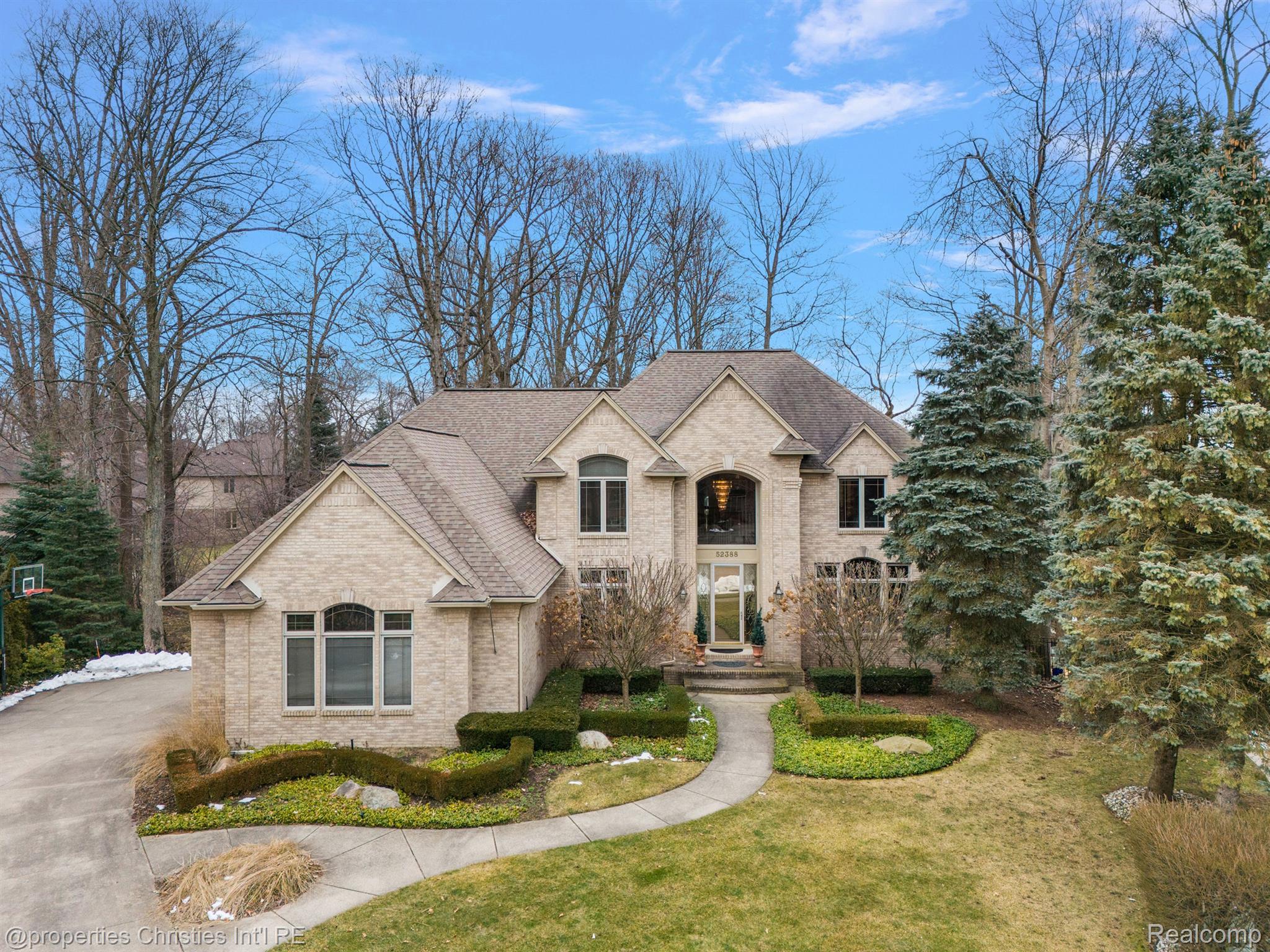 52388 WOODSIDE Court