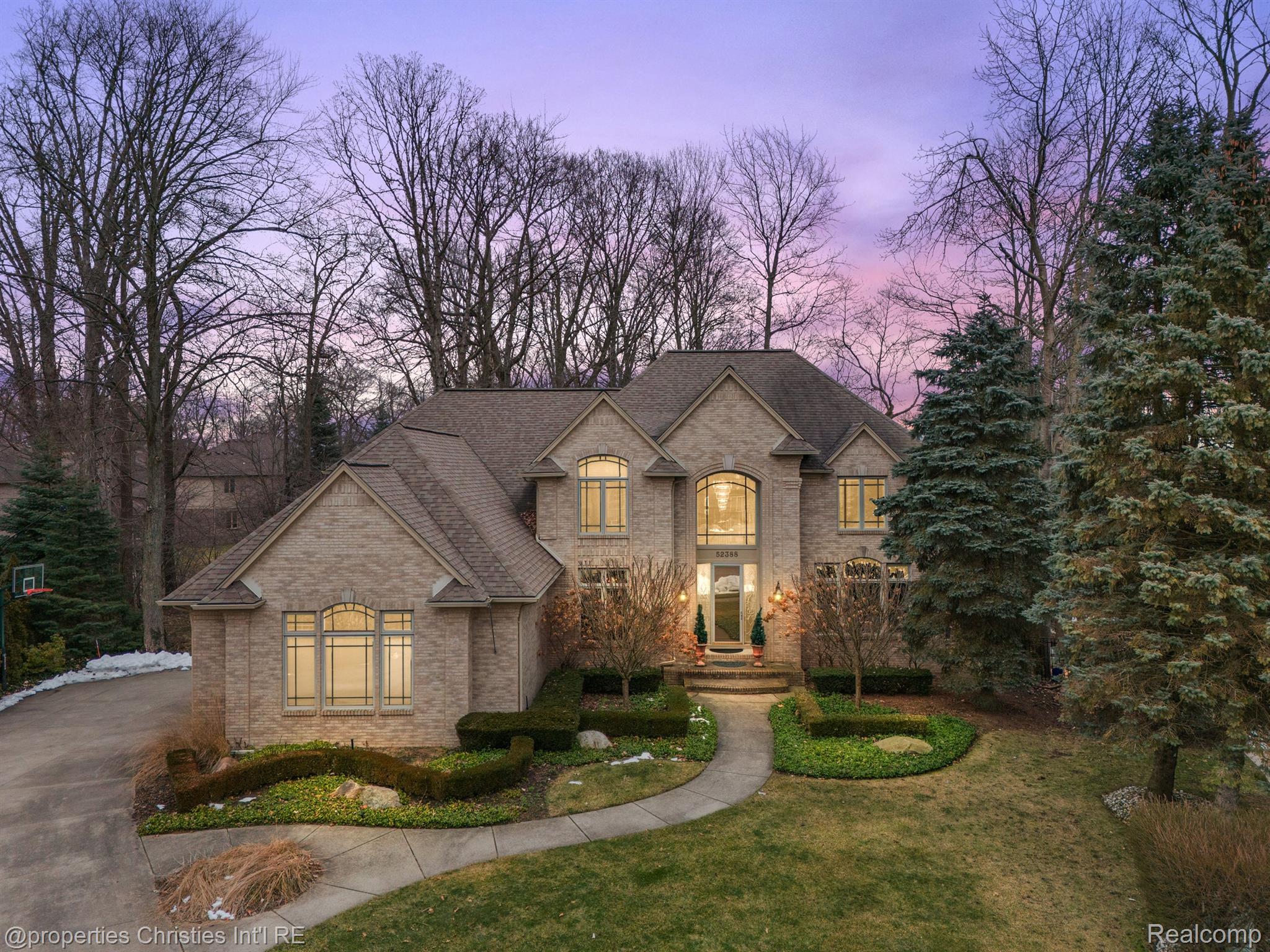 52388 WOODSIDE Court