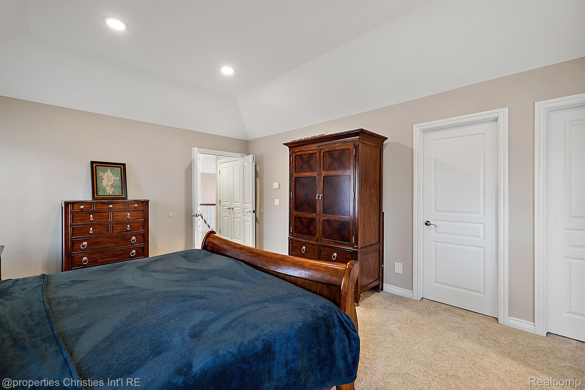 52388 WOODSIDE Court