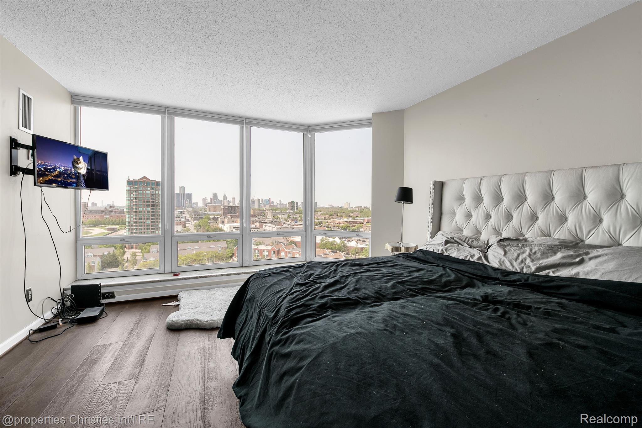 250 E HARBORTOWN Drive 1302