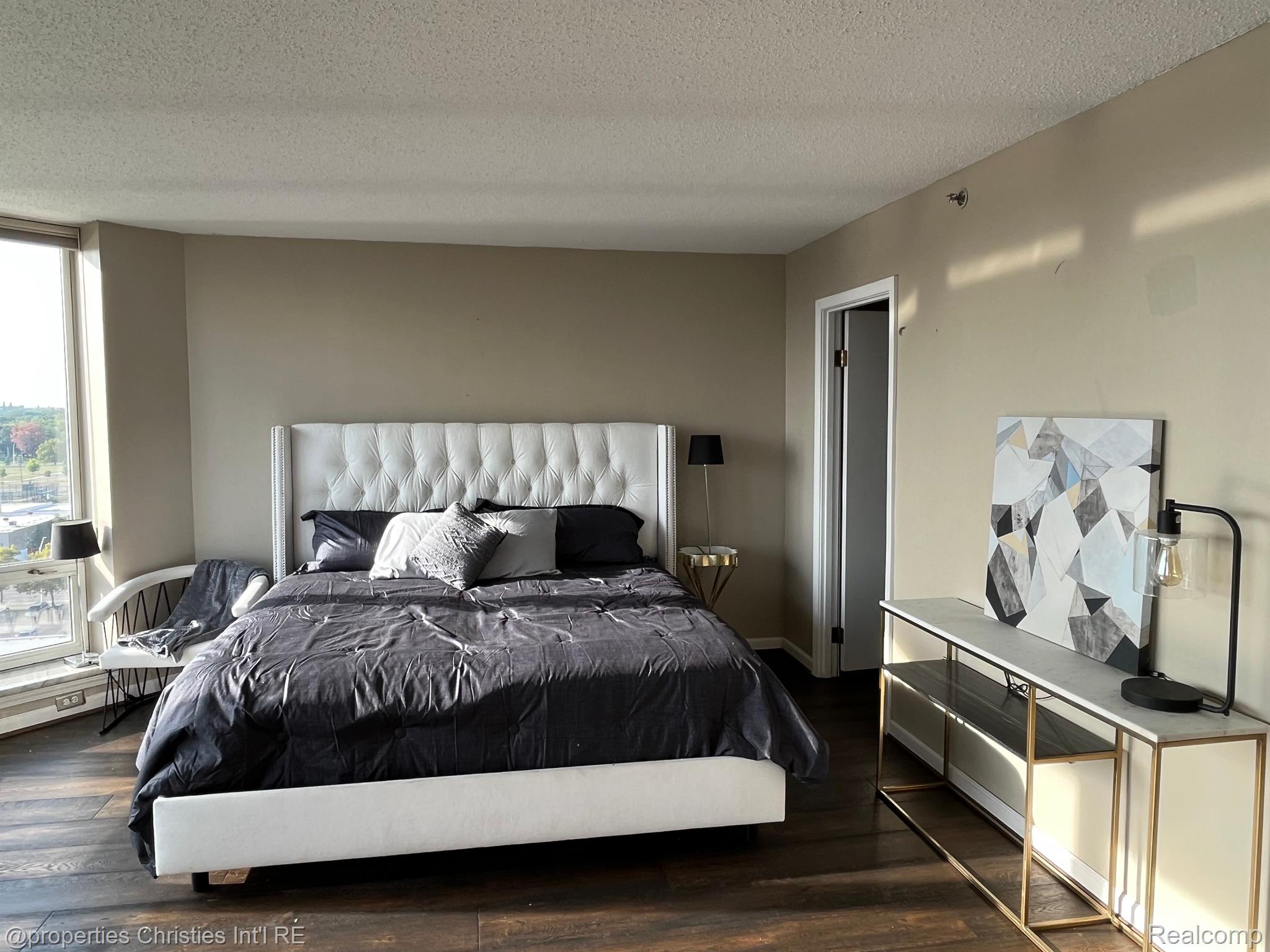 250 E HARBORTOWN Drive 1302