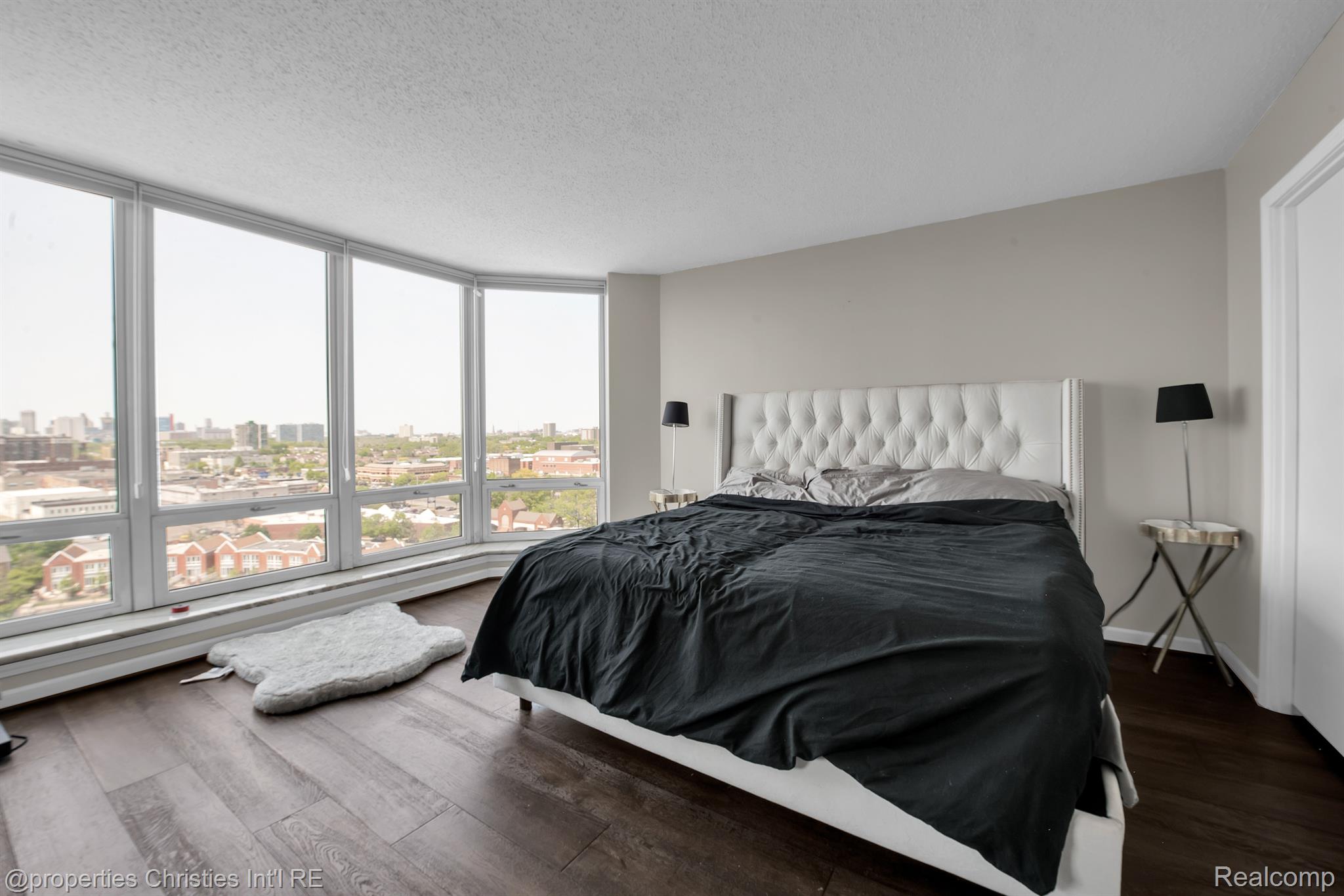 250 E HARBORTOWN Drive 1302