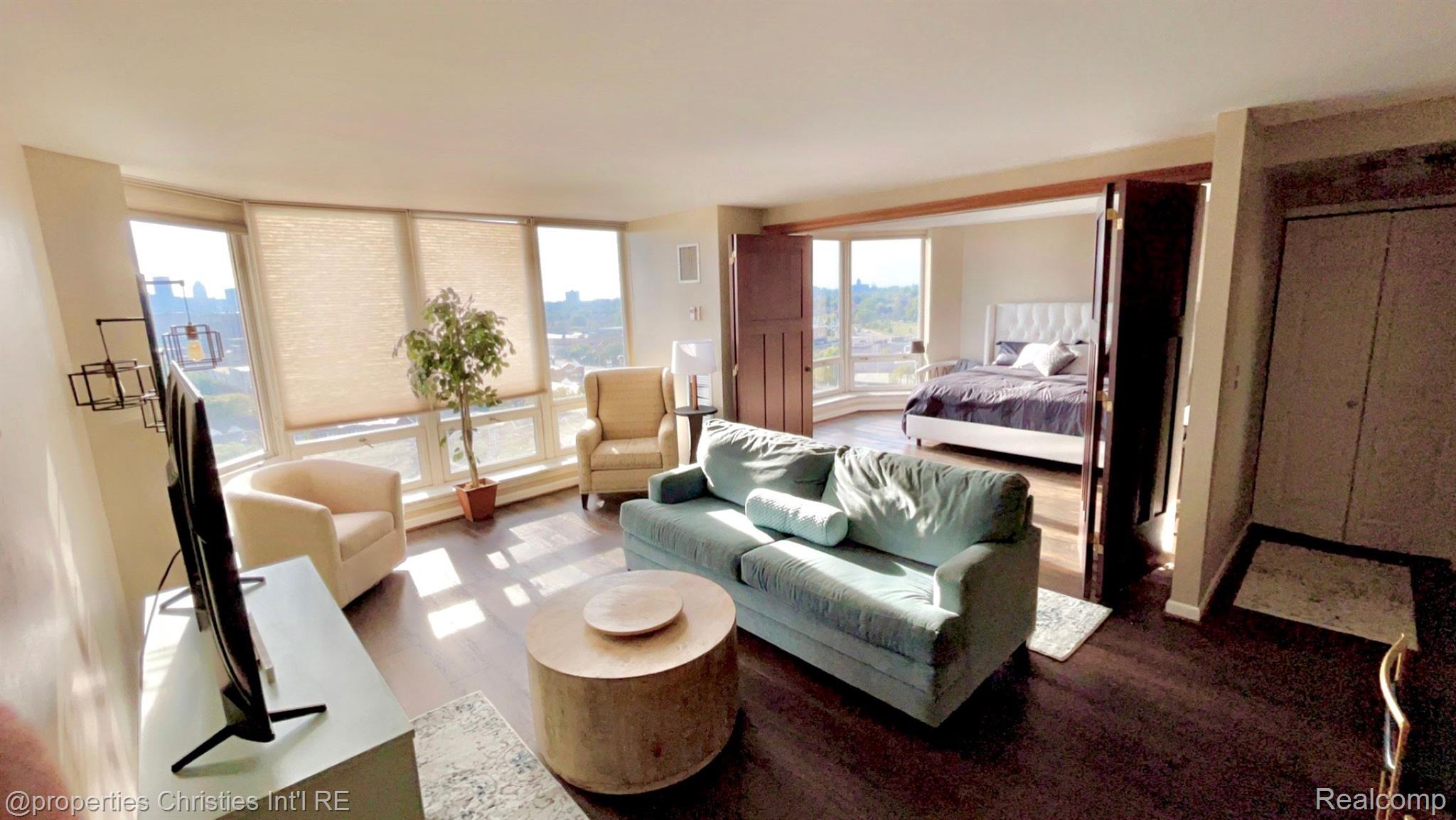 250 E HARBORTOWN Drive 1302