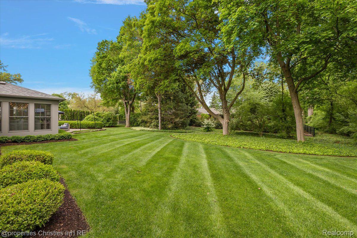 6220 Thorncrest Drive
