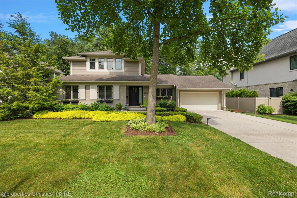 925 LARCHLEA Drive