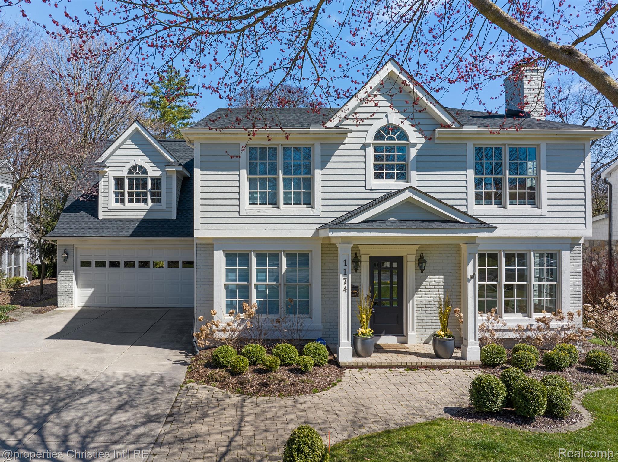 1174 LAKESIDE Drive