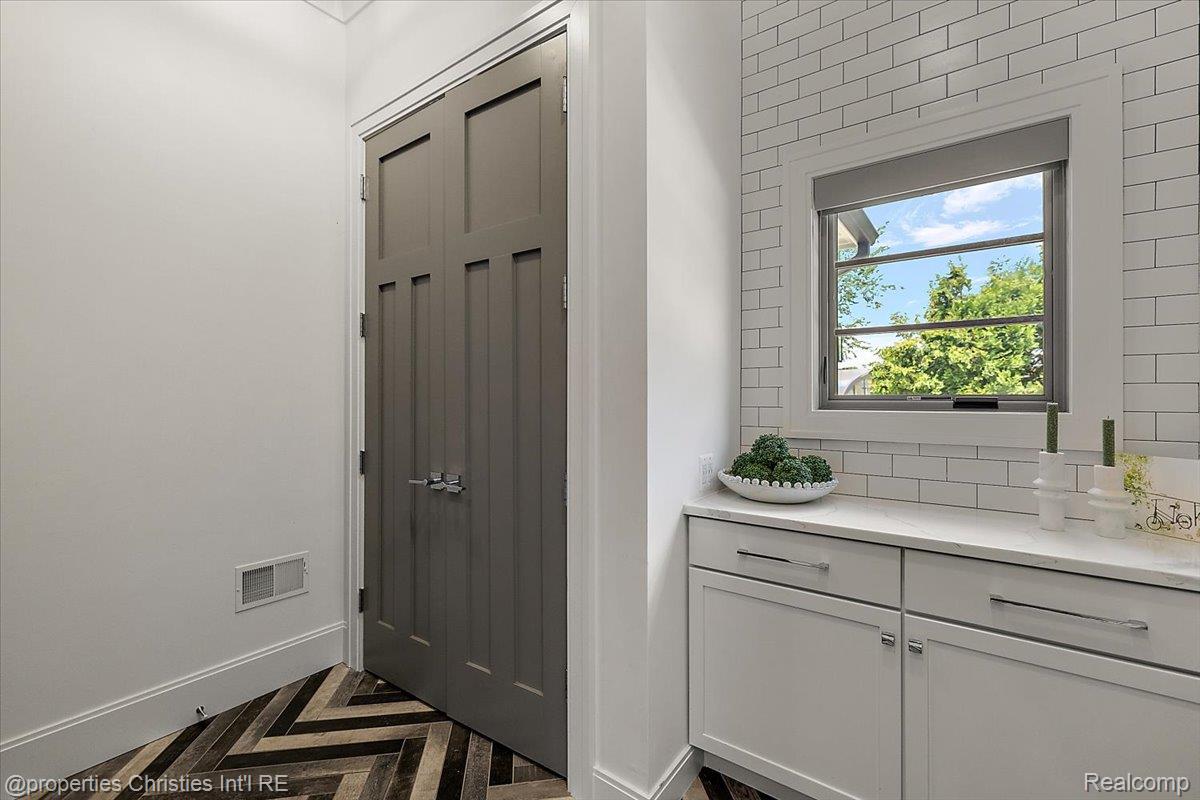 1142 Golf View Boulevard