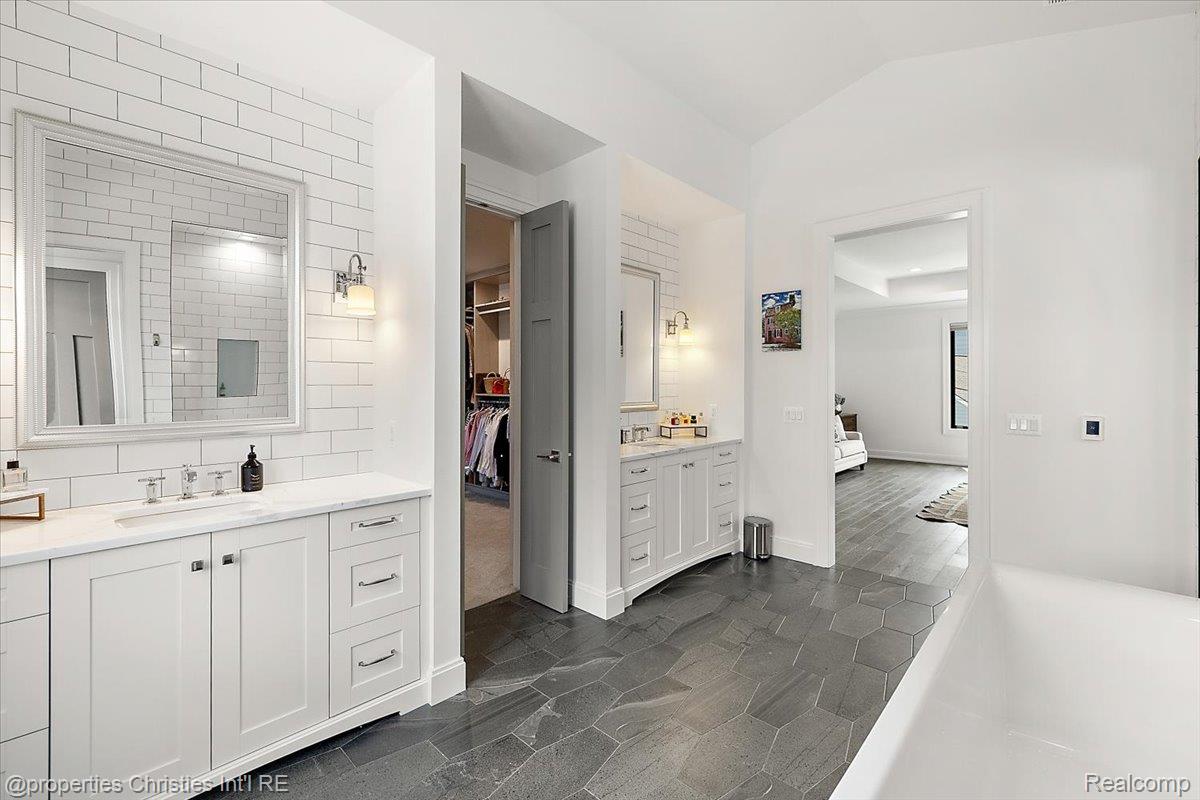 1142 Golf View Boulevard