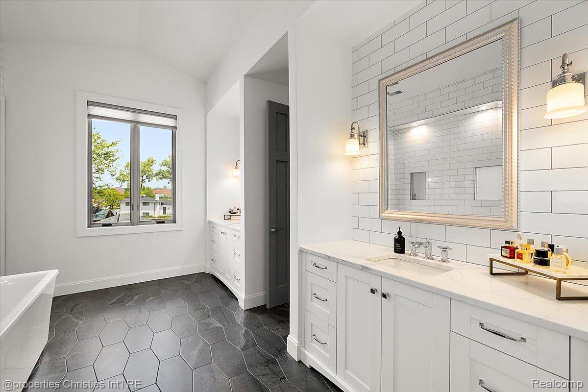 1142 Golf View Boulevard