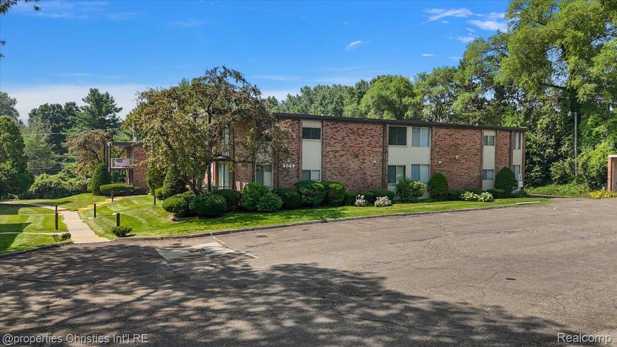 4049 W Maple Road