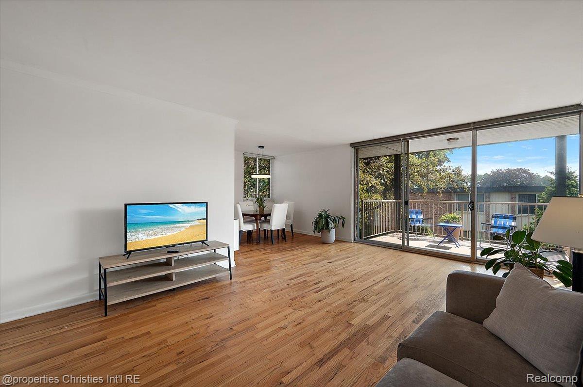 4049 W Maple Road