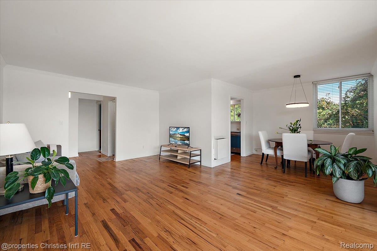 4049 W Maple Road