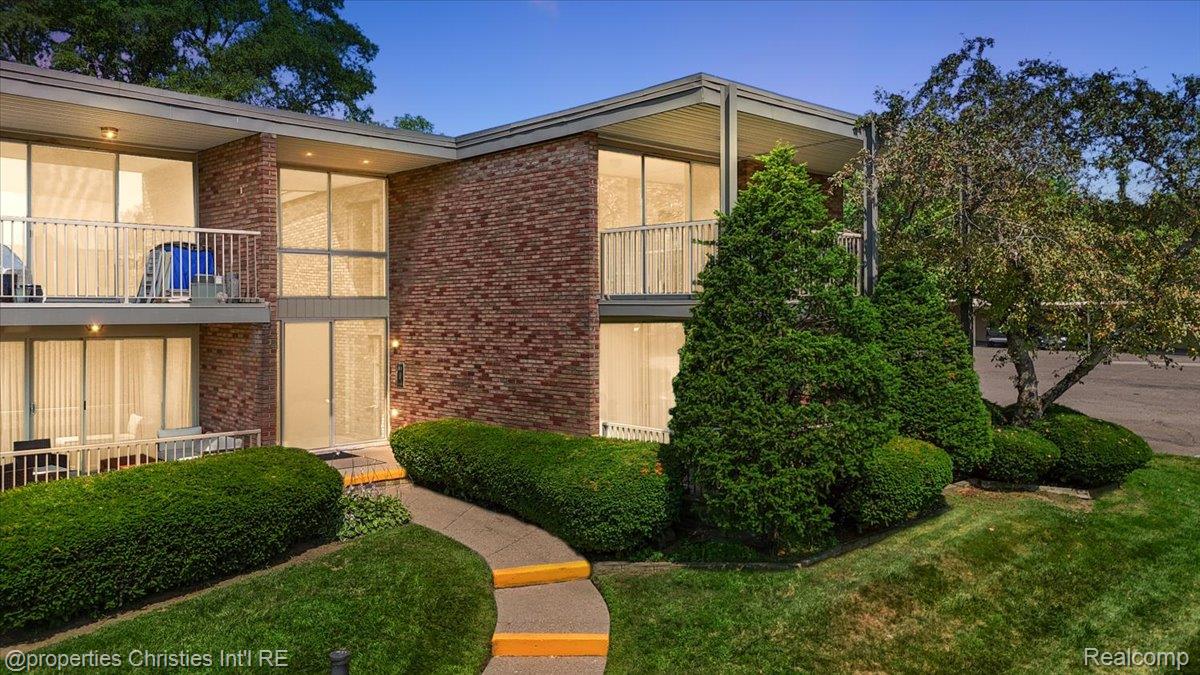 4049 W Maple Road