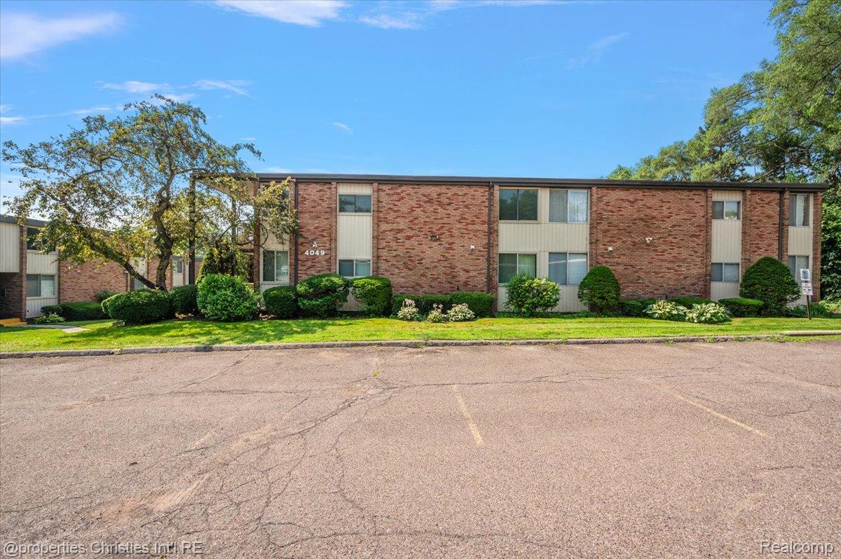 4049 W Maple Road