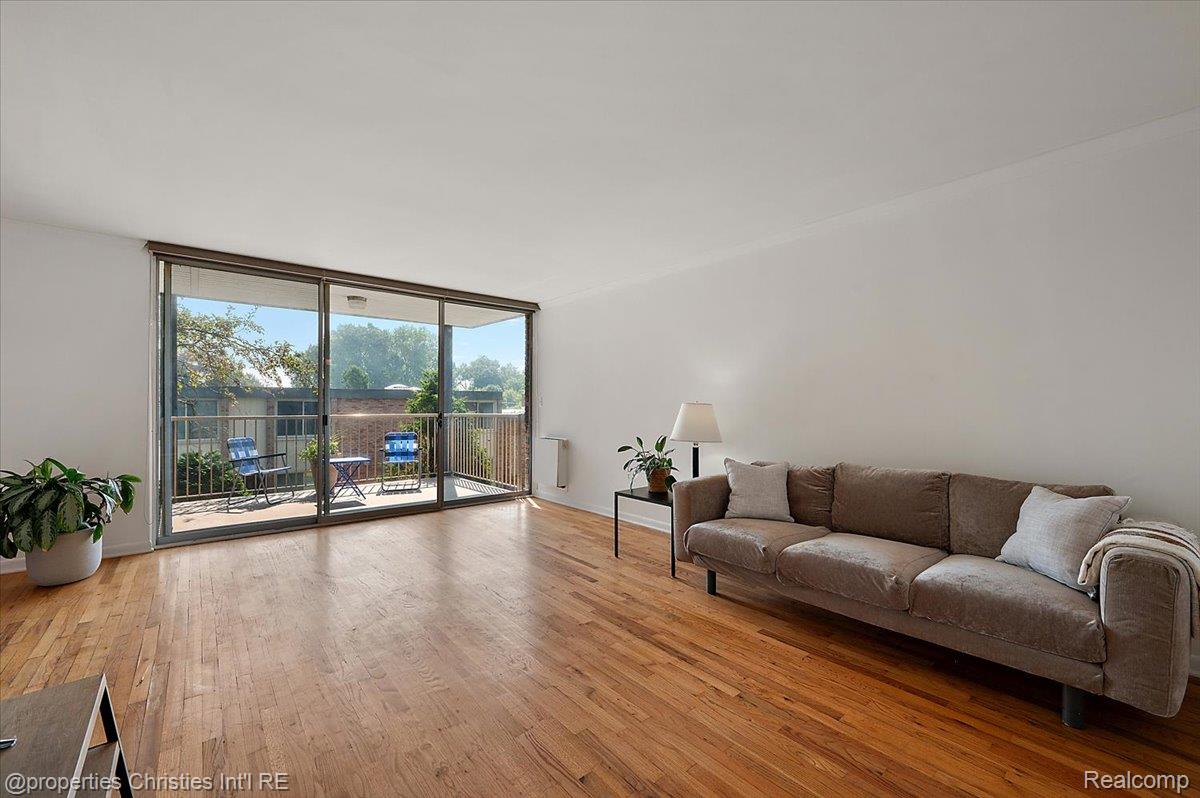 4049 W Maple Road