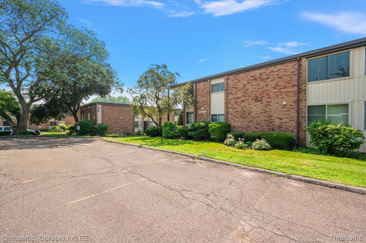 4049 W Maple Road
