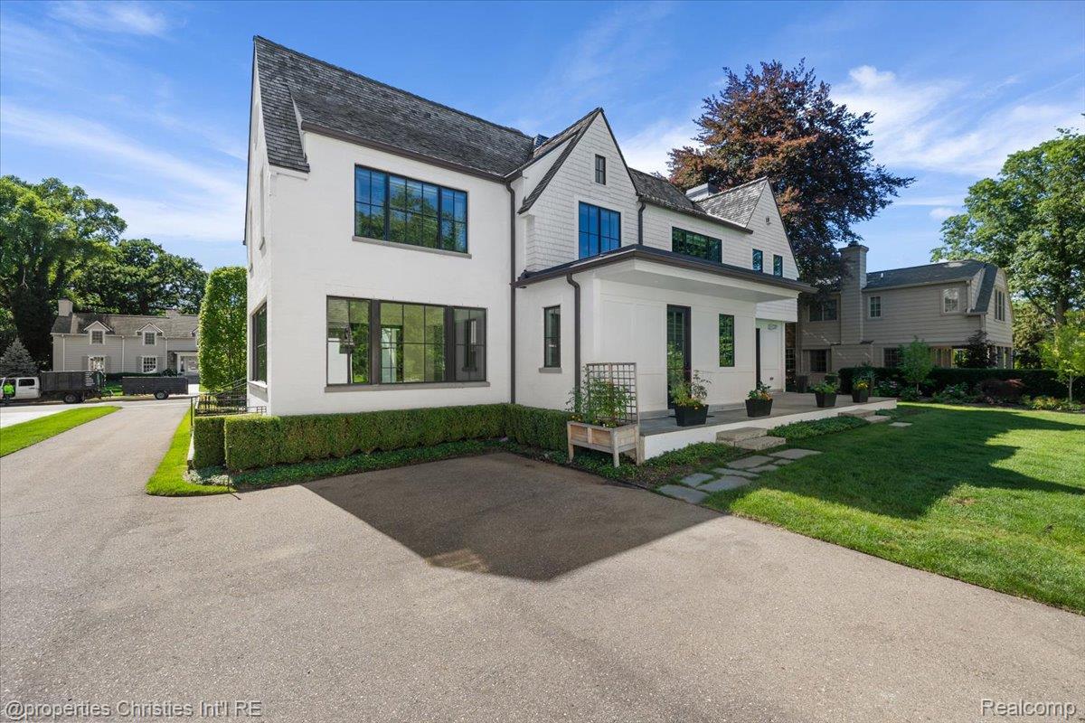 956 Westwood Drive
