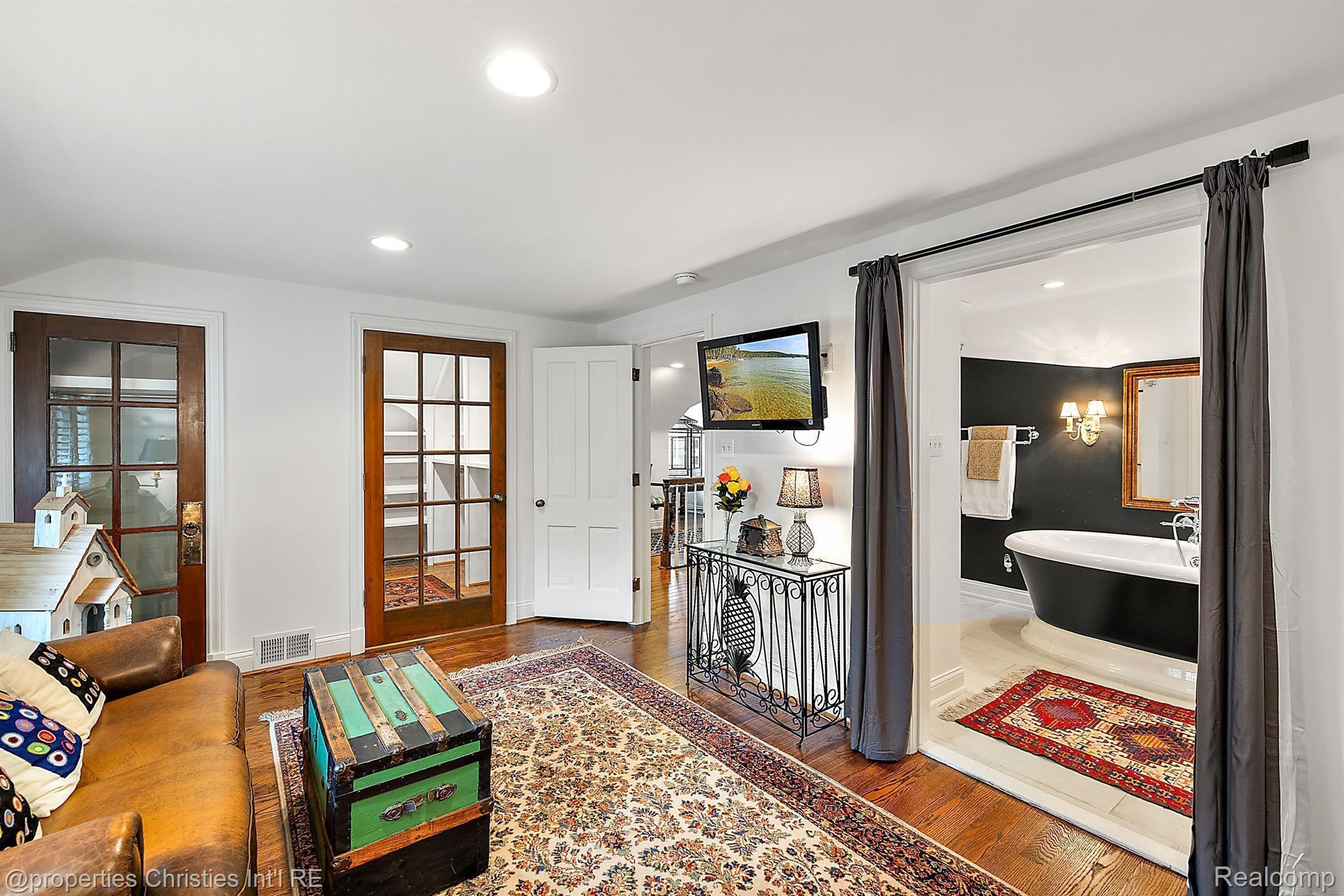 275 BARDEN Road