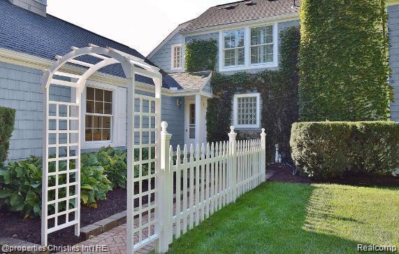 275 BARDEN Road