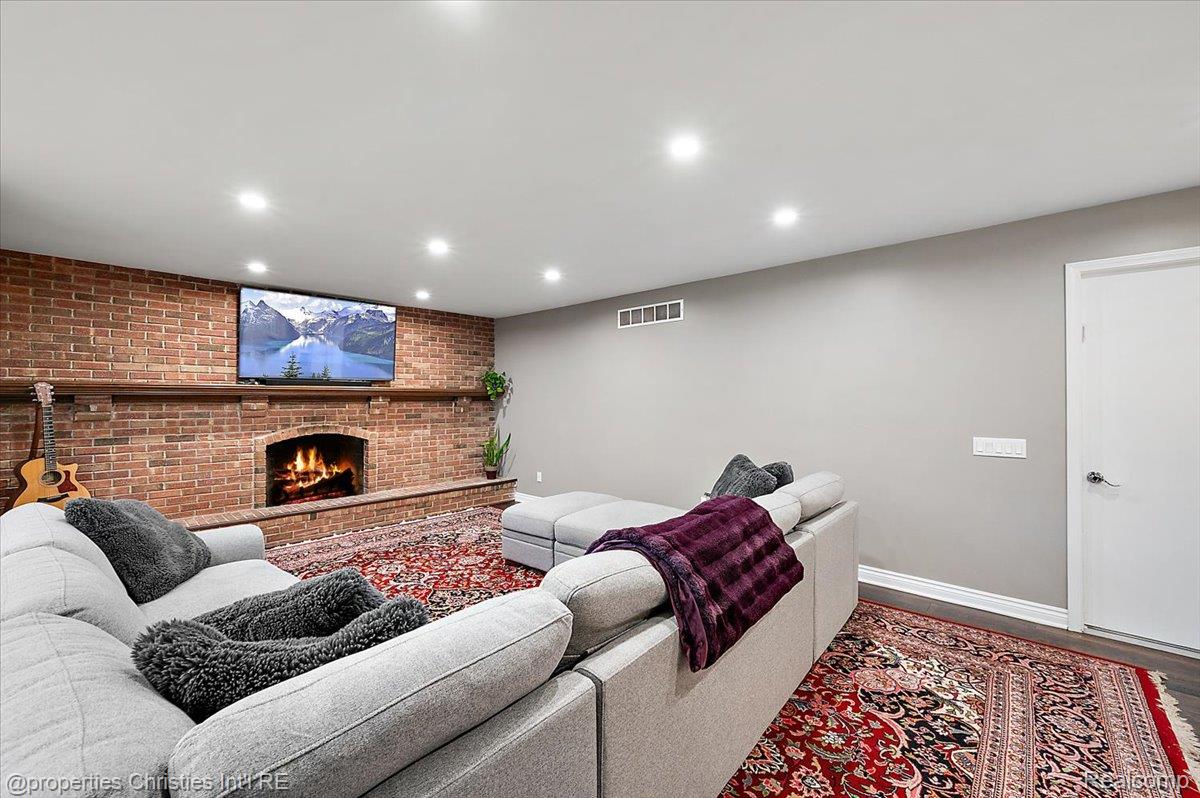 31301 Coachlight Lane