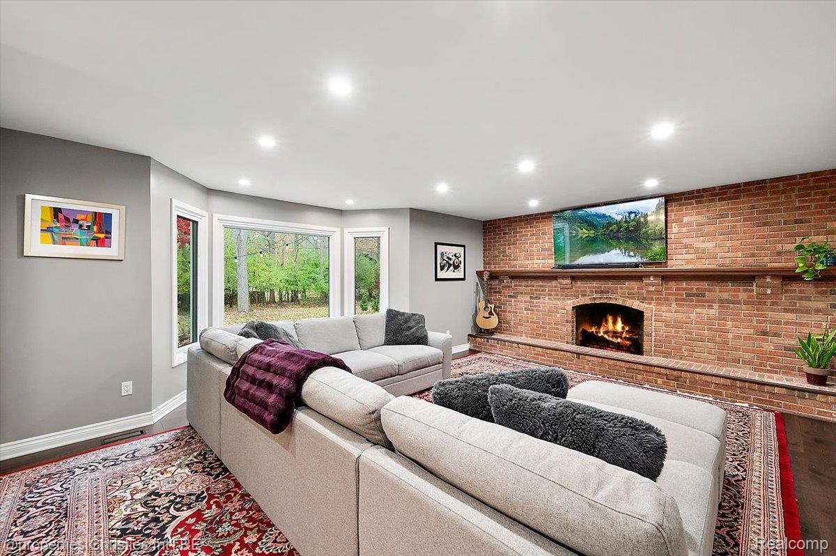 31301 Coachlight Lane