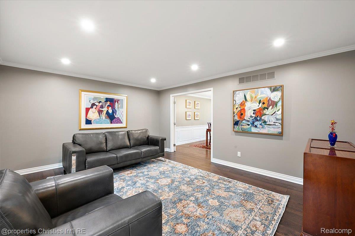 31301 Coachlight Lane