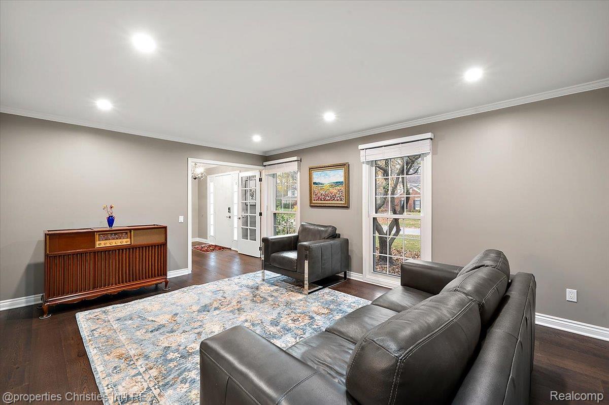 31301 Coachlight Lane