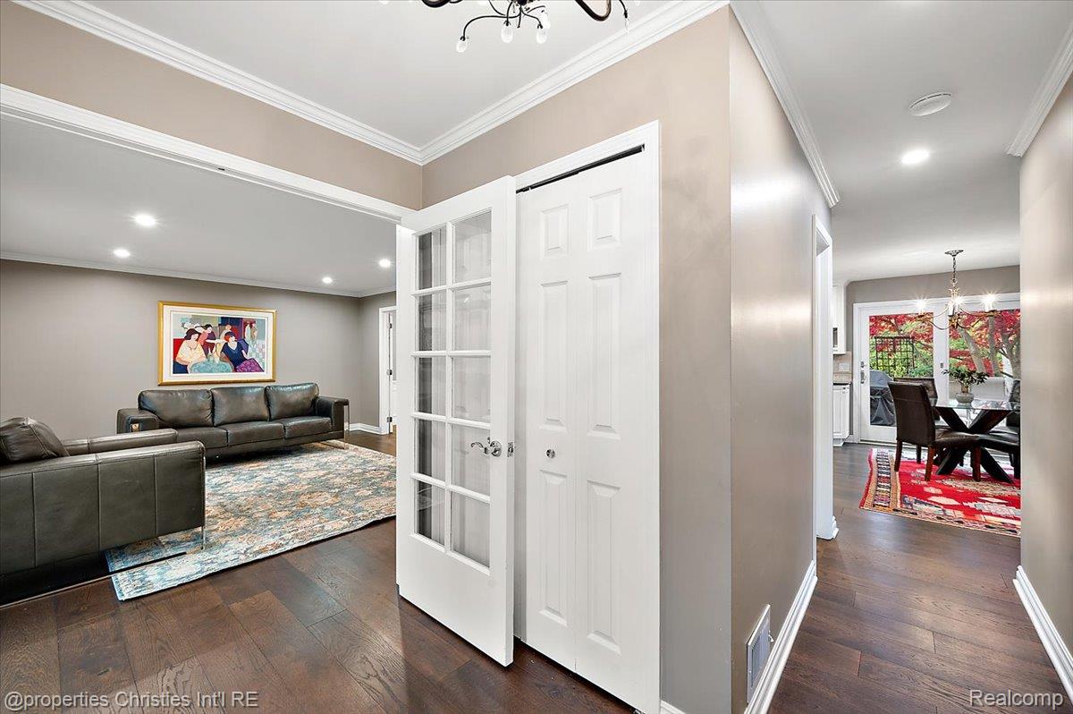 31301 Coachlight Lane