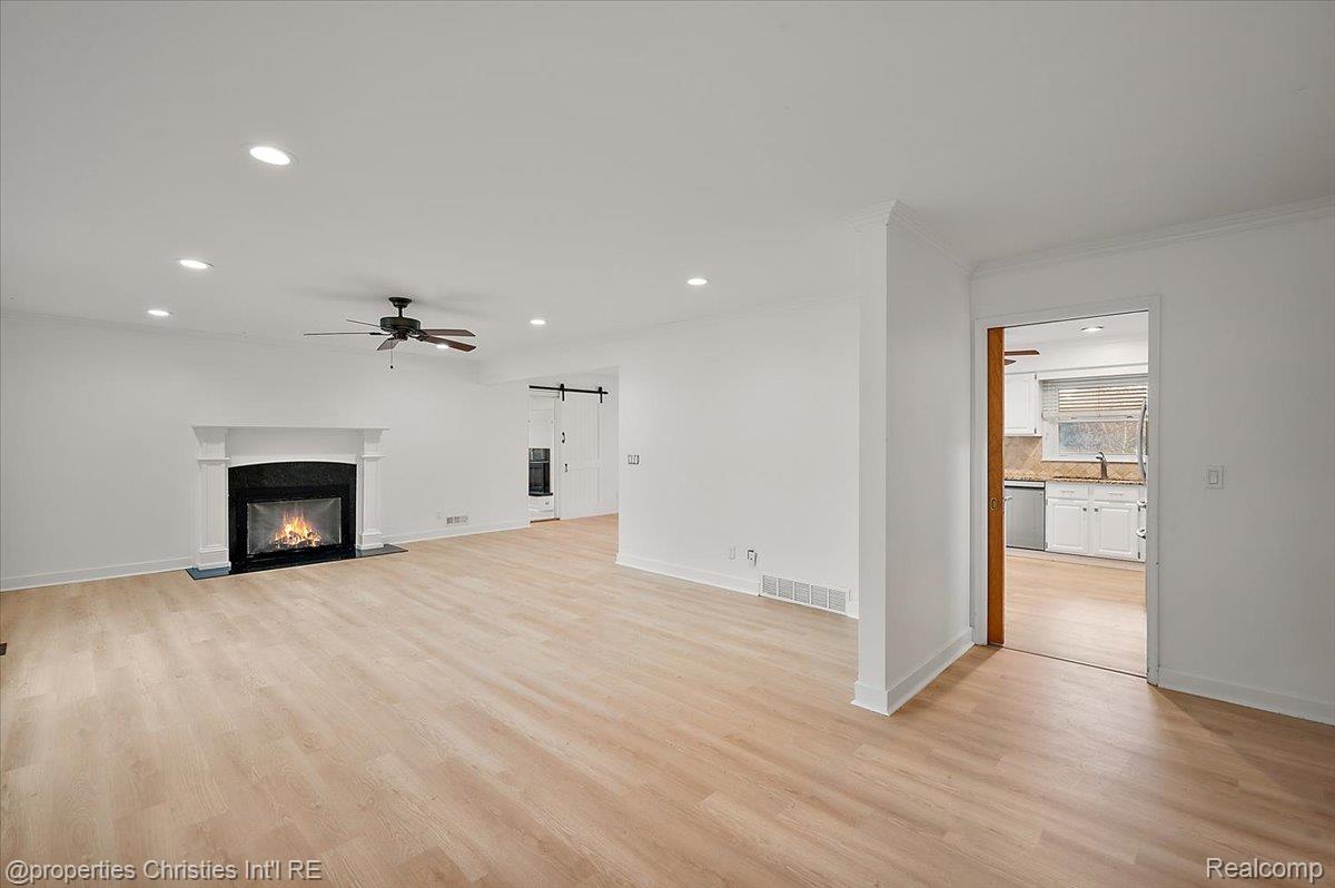 6386 Thorncrest Drive