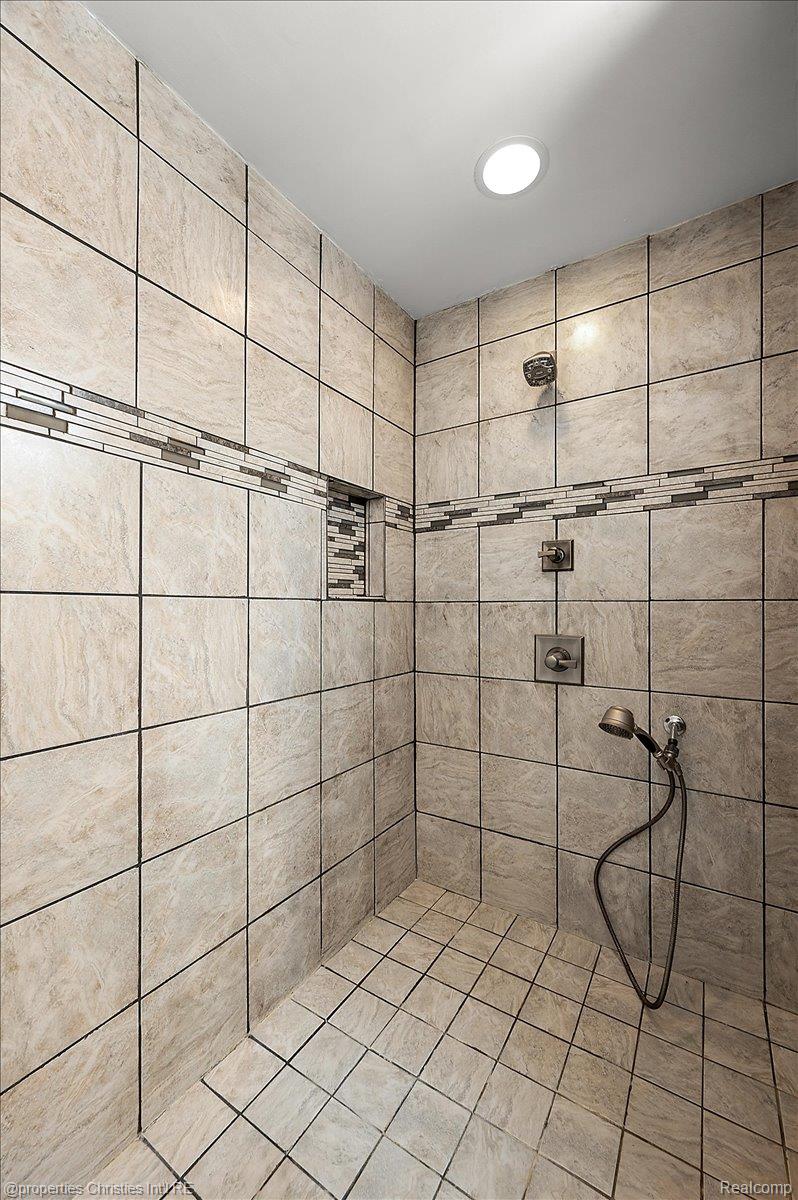 6386 Thorncrest Drive