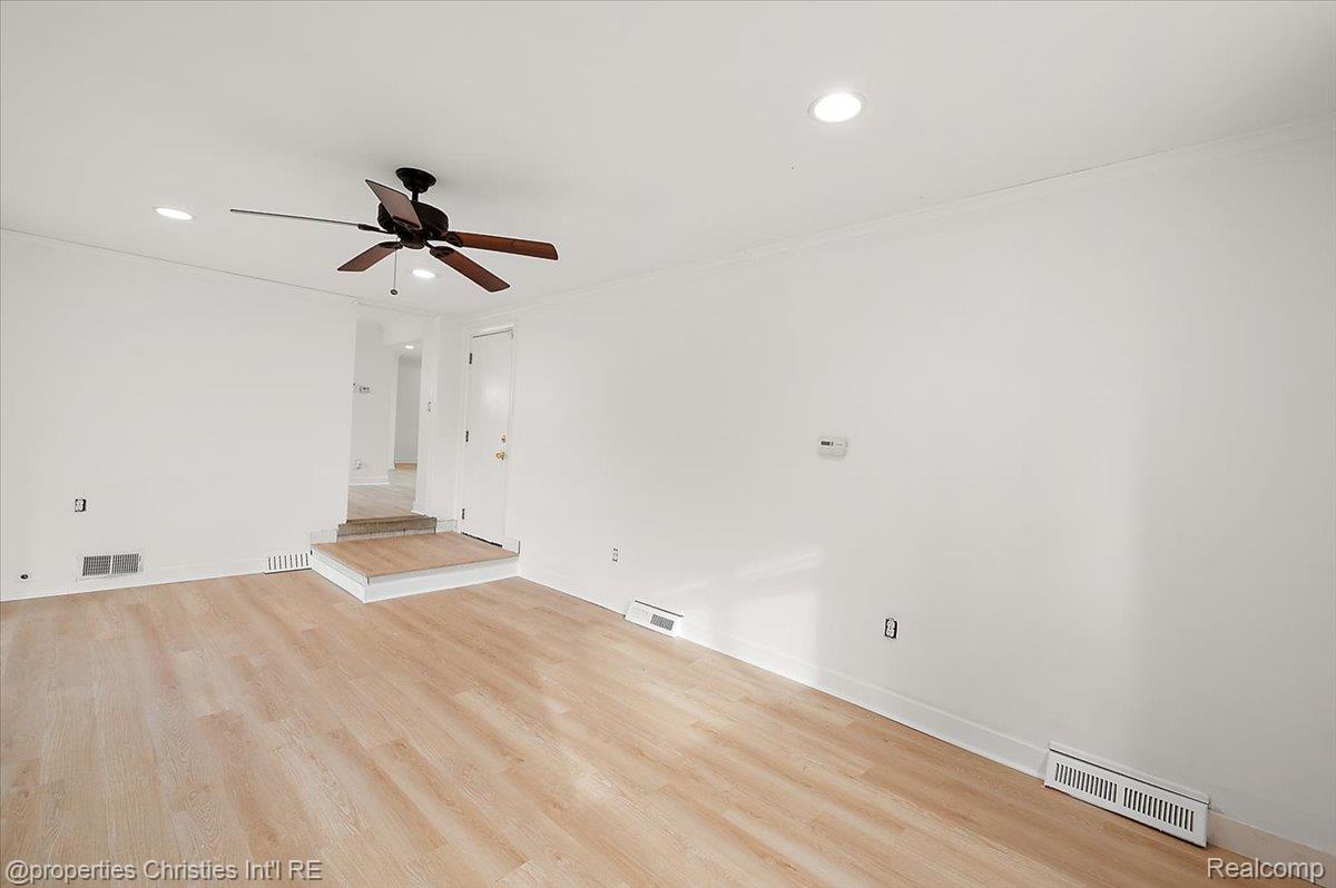 6386 Thorncrest Drive