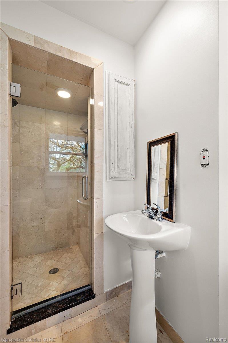 6386 Thorncrest Drive