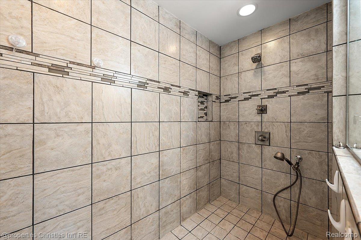 6386 Thorncrest Drive