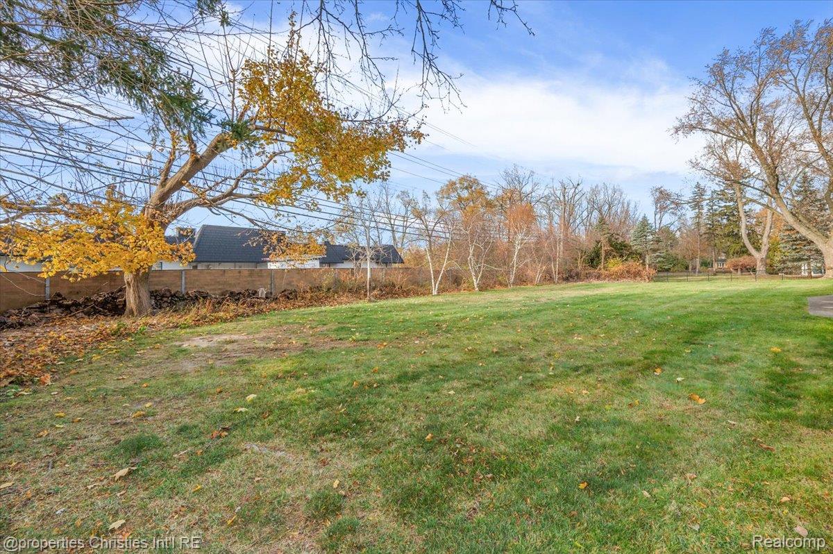 6386 Thorncrest Drive