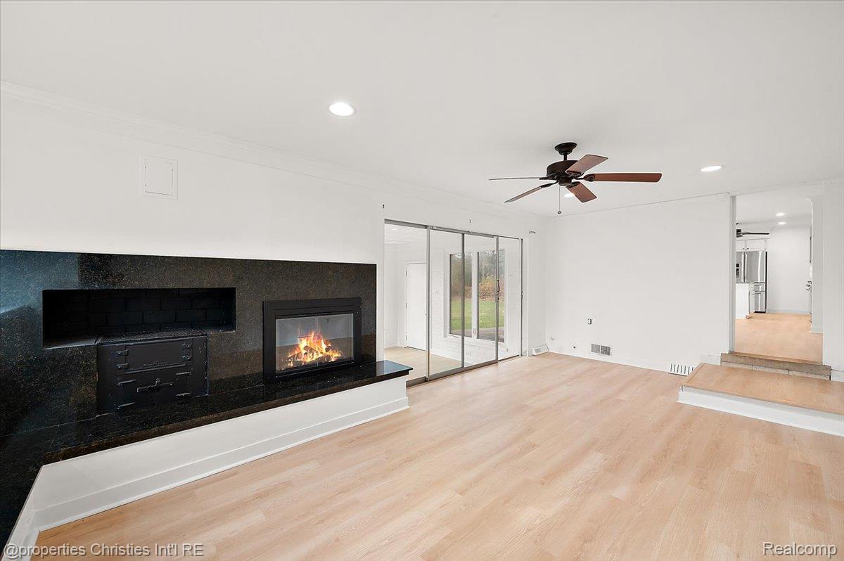 6386 Thorncrest Drive