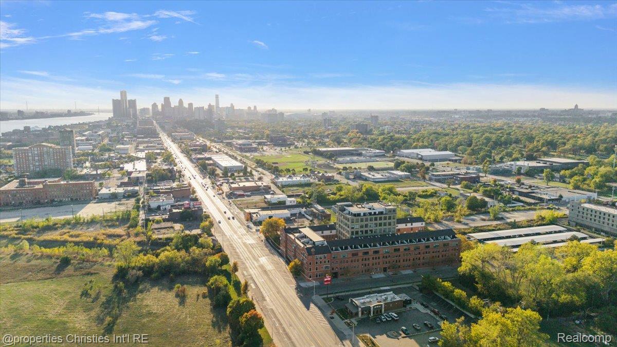 6533 E Jefferson Avenue 307