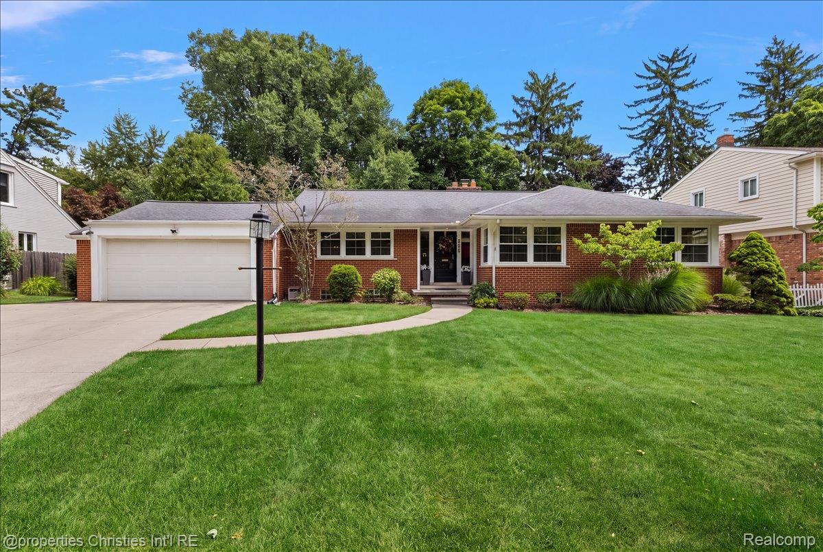 925 Westchester Way
