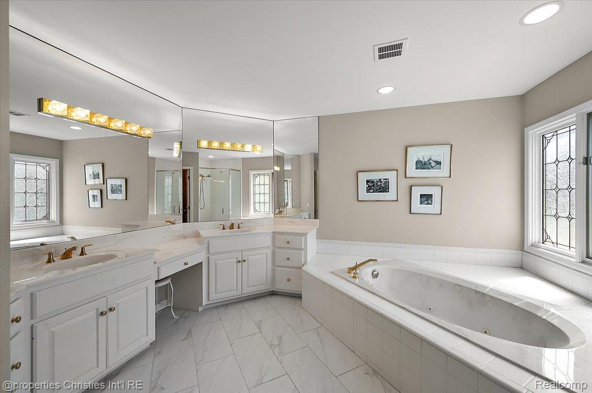 3021 E Ridge Court