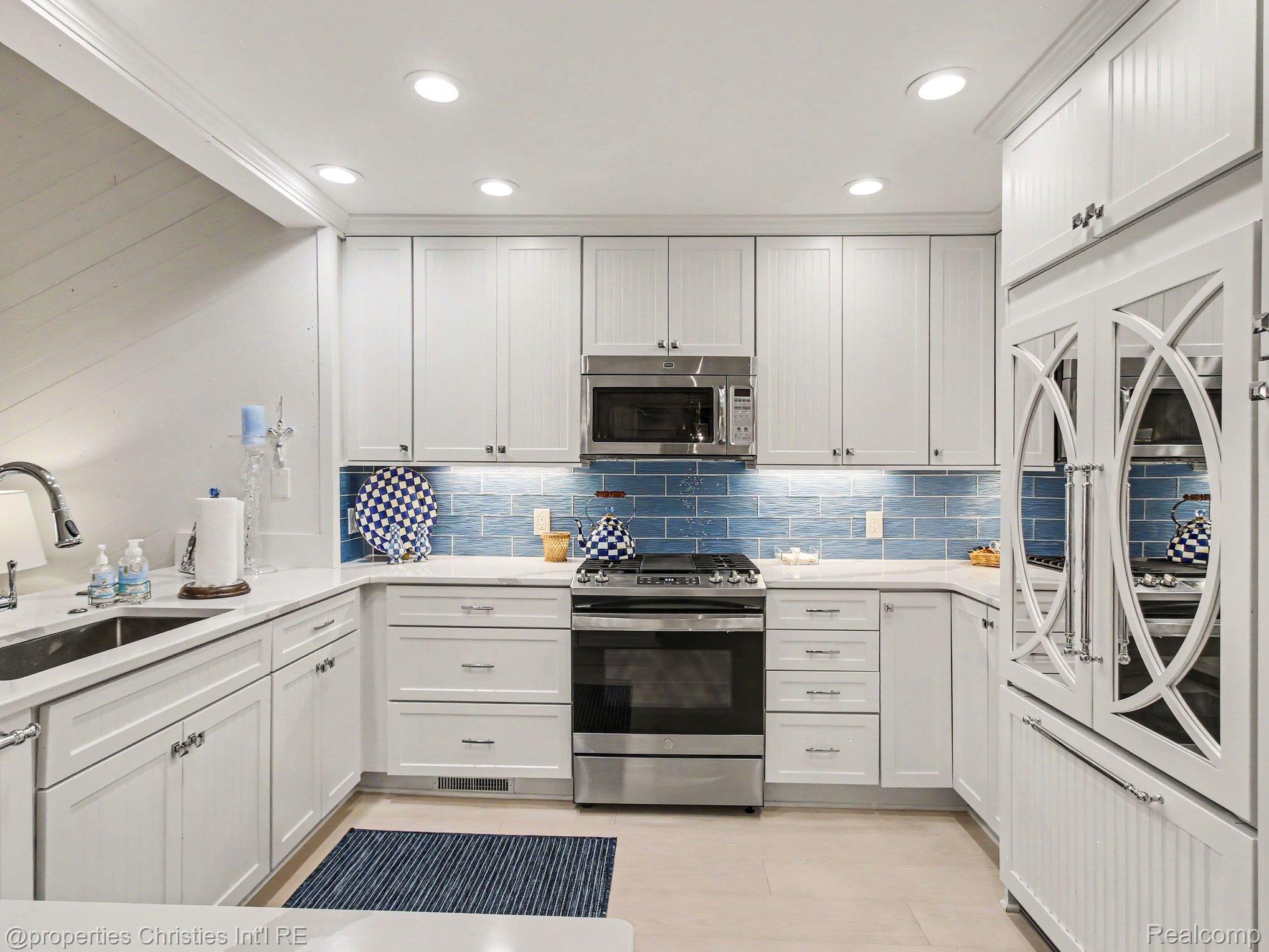 1011 Beach Drive Unit: 10