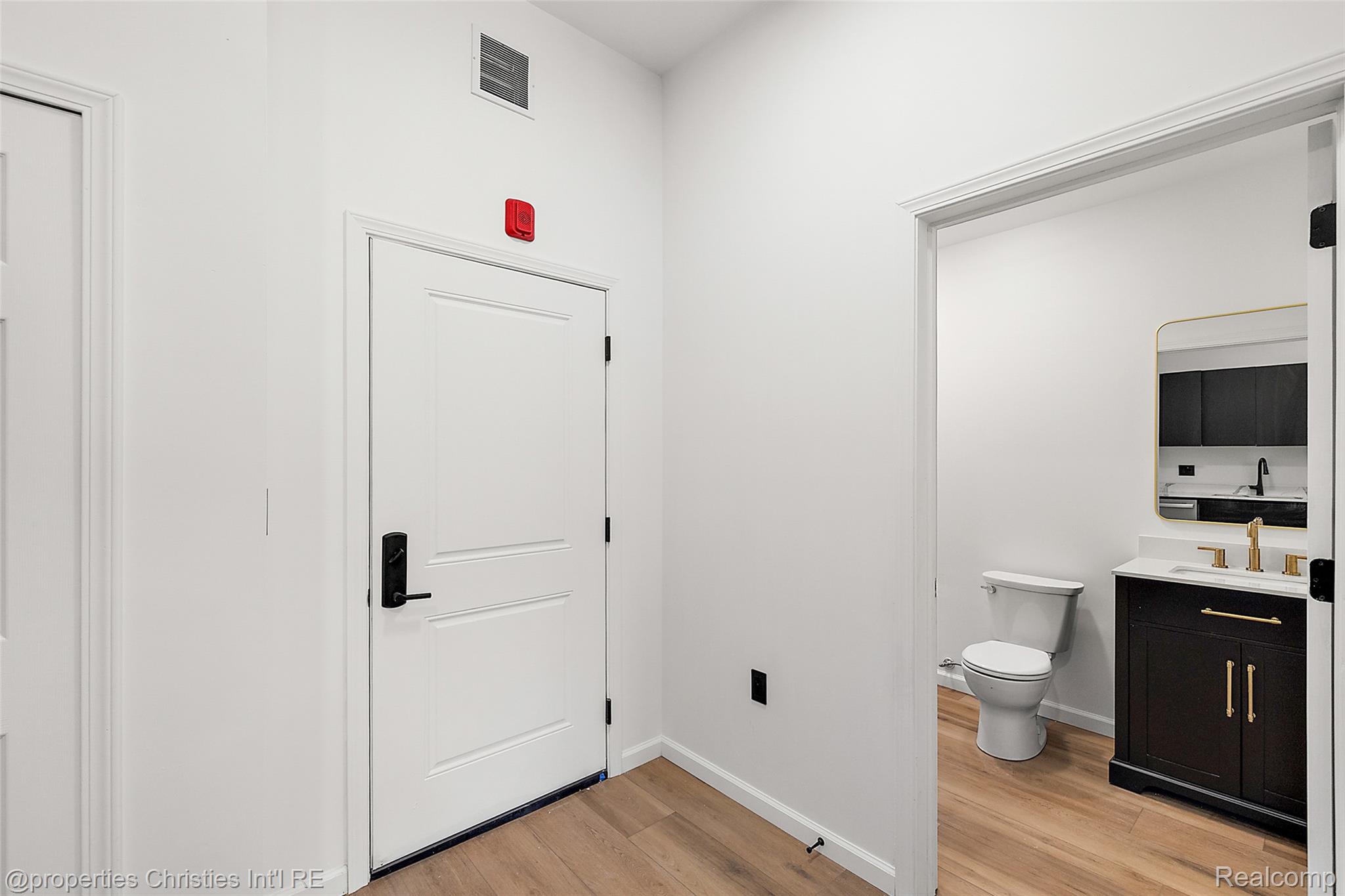 9301 Oakland Street Unit: 204