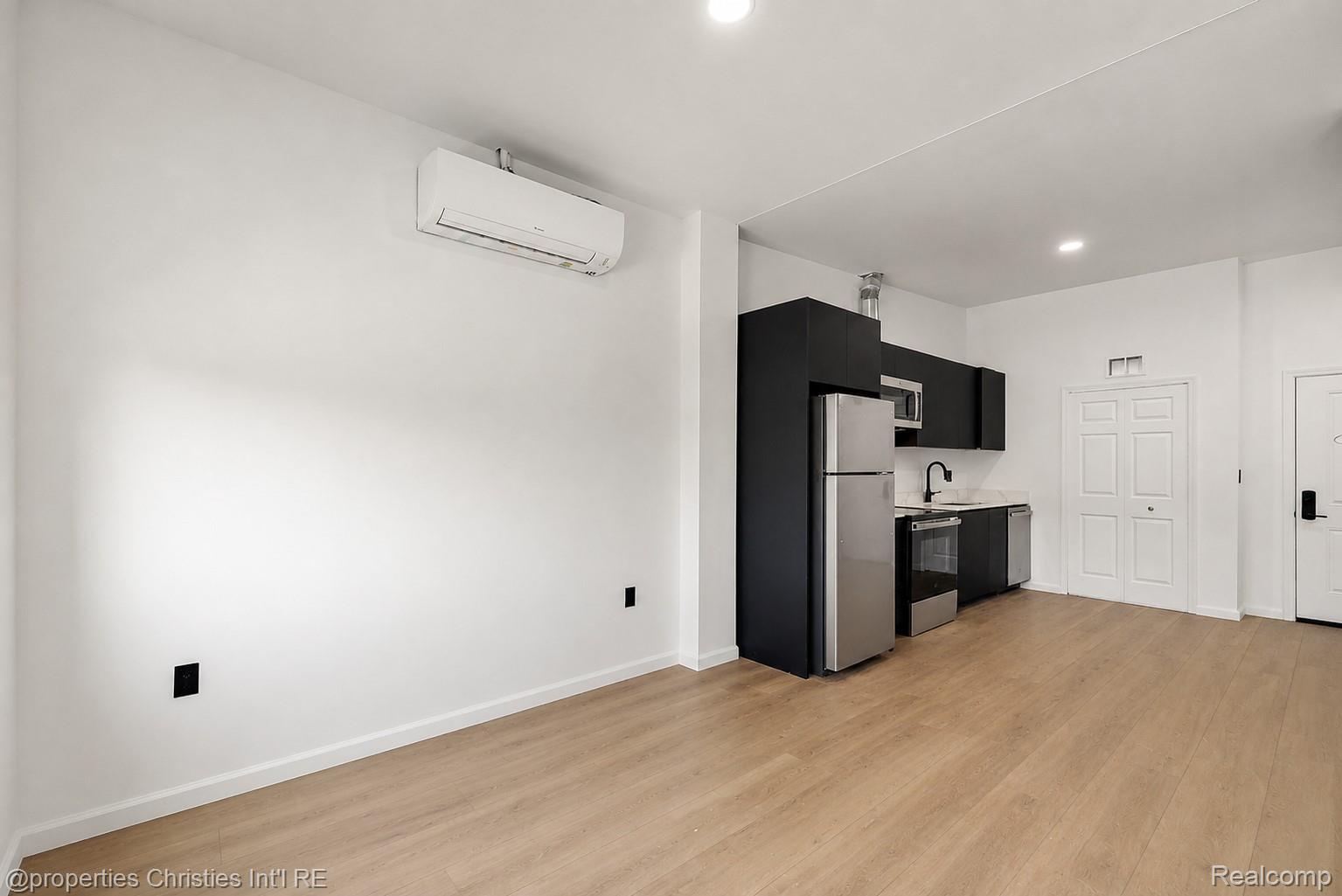 9301 Oakland Street Unit: 204
