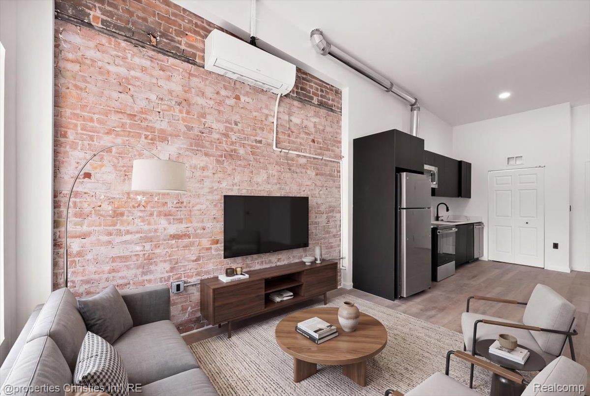 9301 Oakland Street Unit: 204
