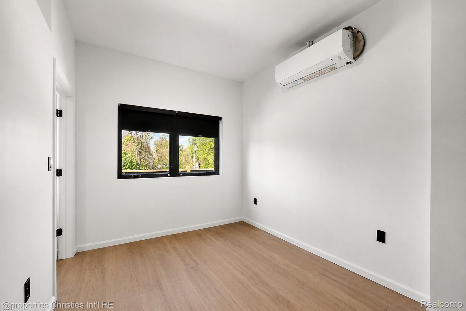 9301 Oakland Street Unit: 204