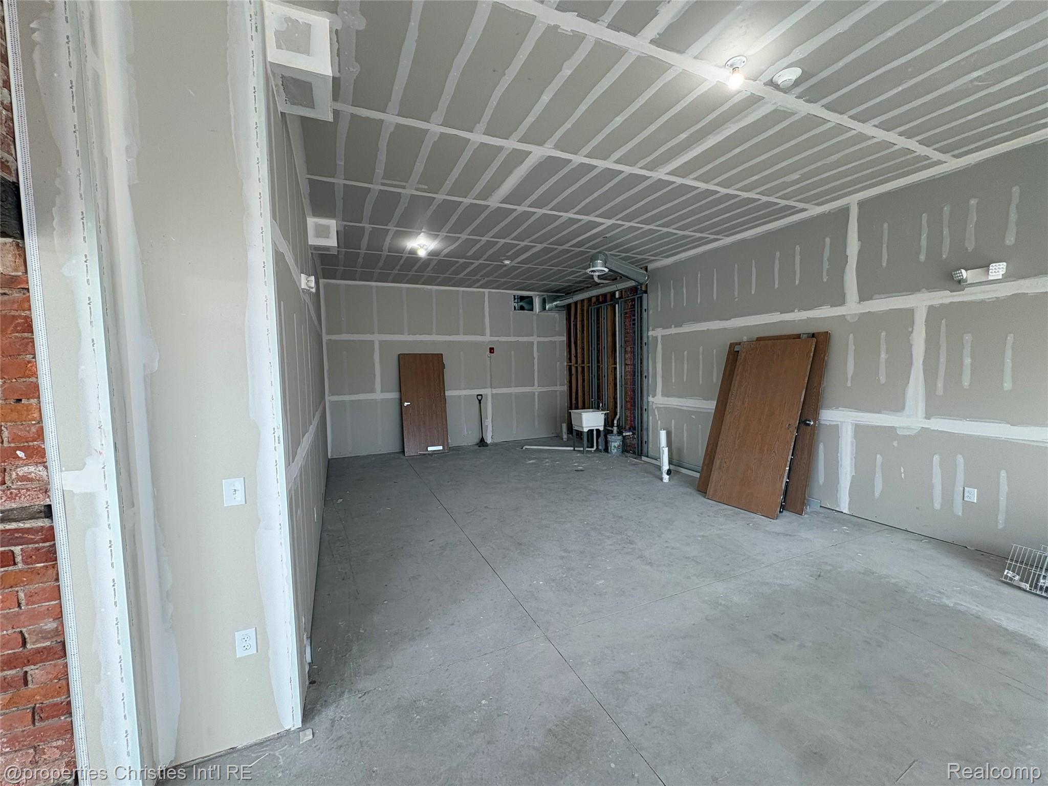 9301 Oakland Street Unit: 101