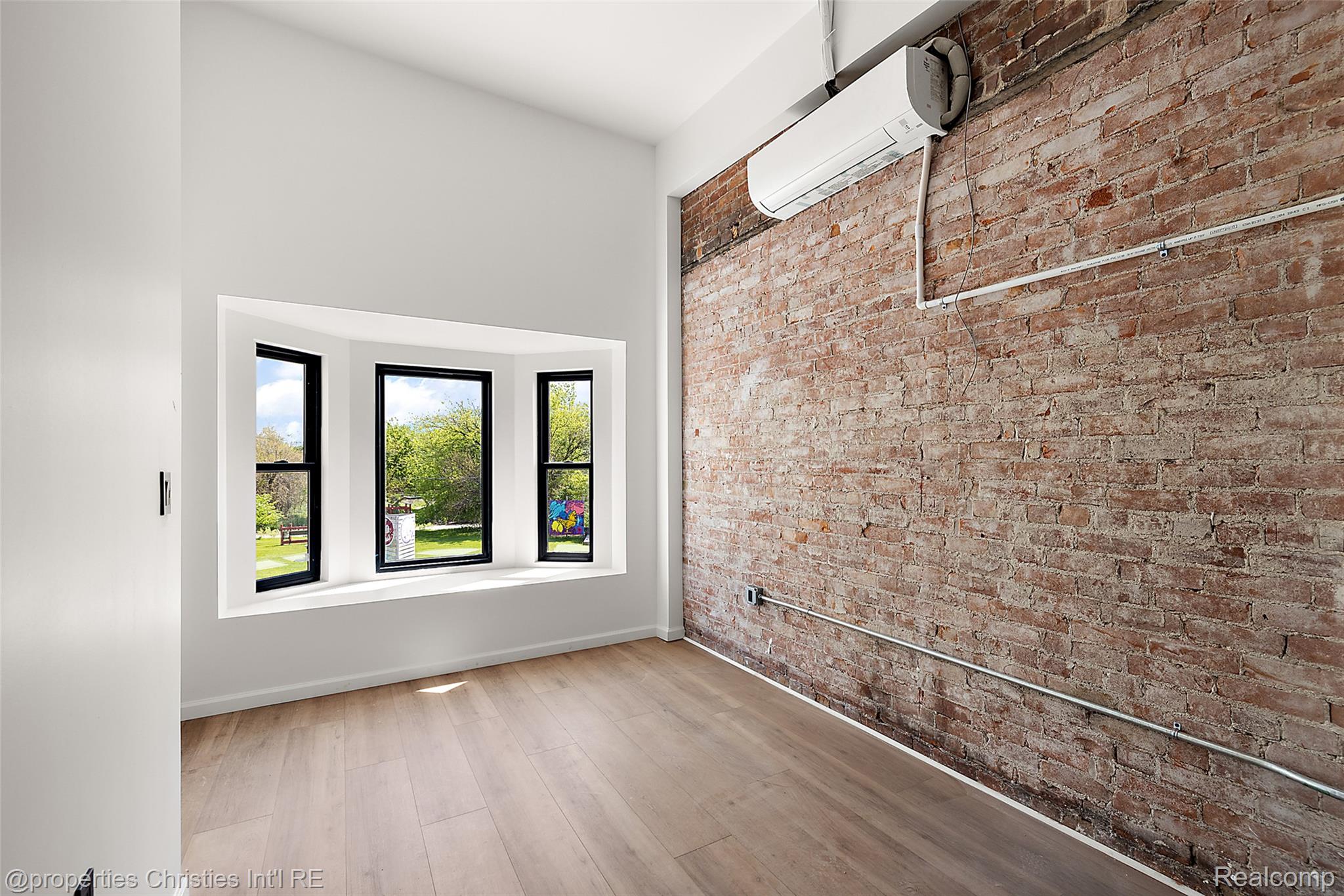 9301 Oakland Street Unit: 205
