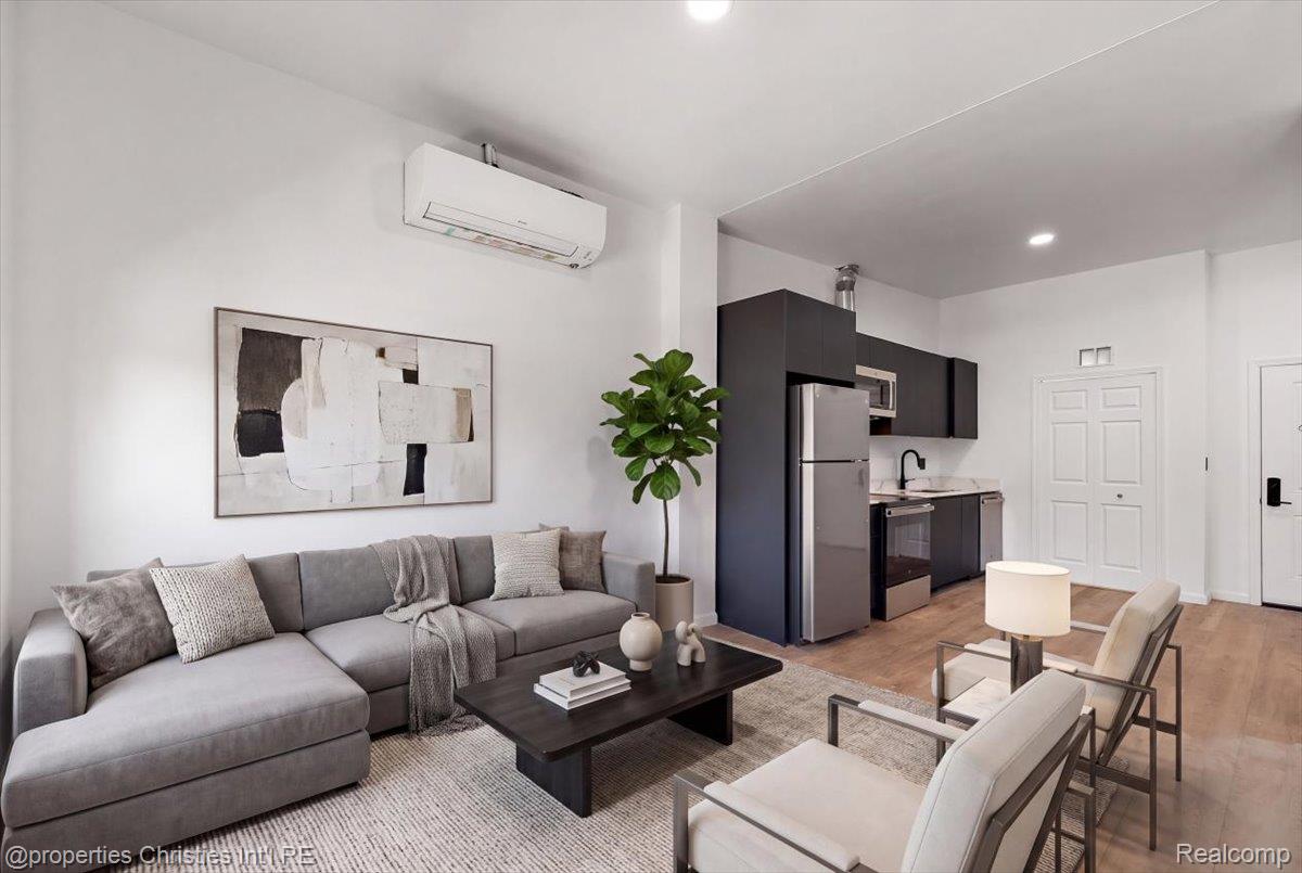 9301 Oakland Street Unit: 205