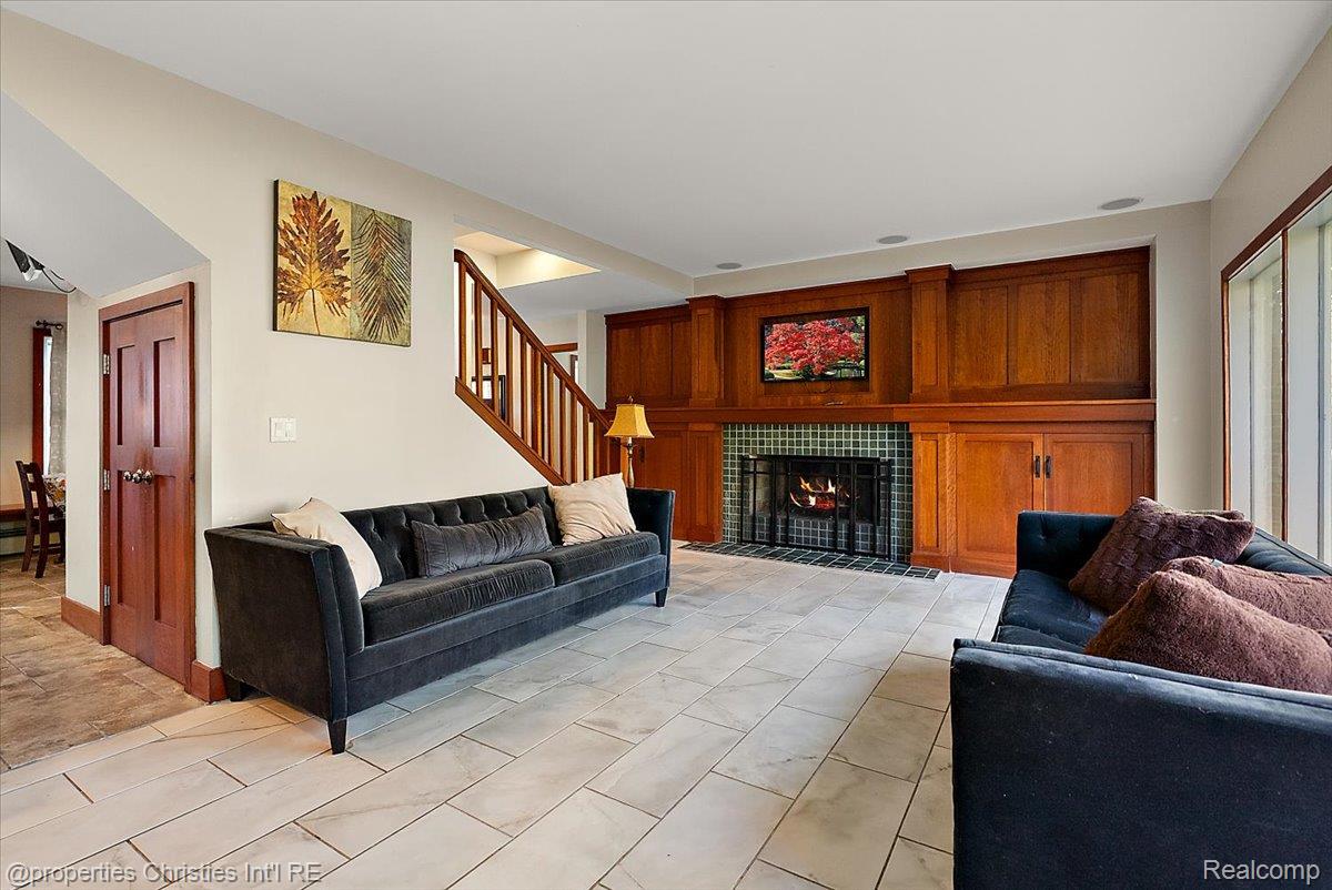 1760 CEDAR HILL DR