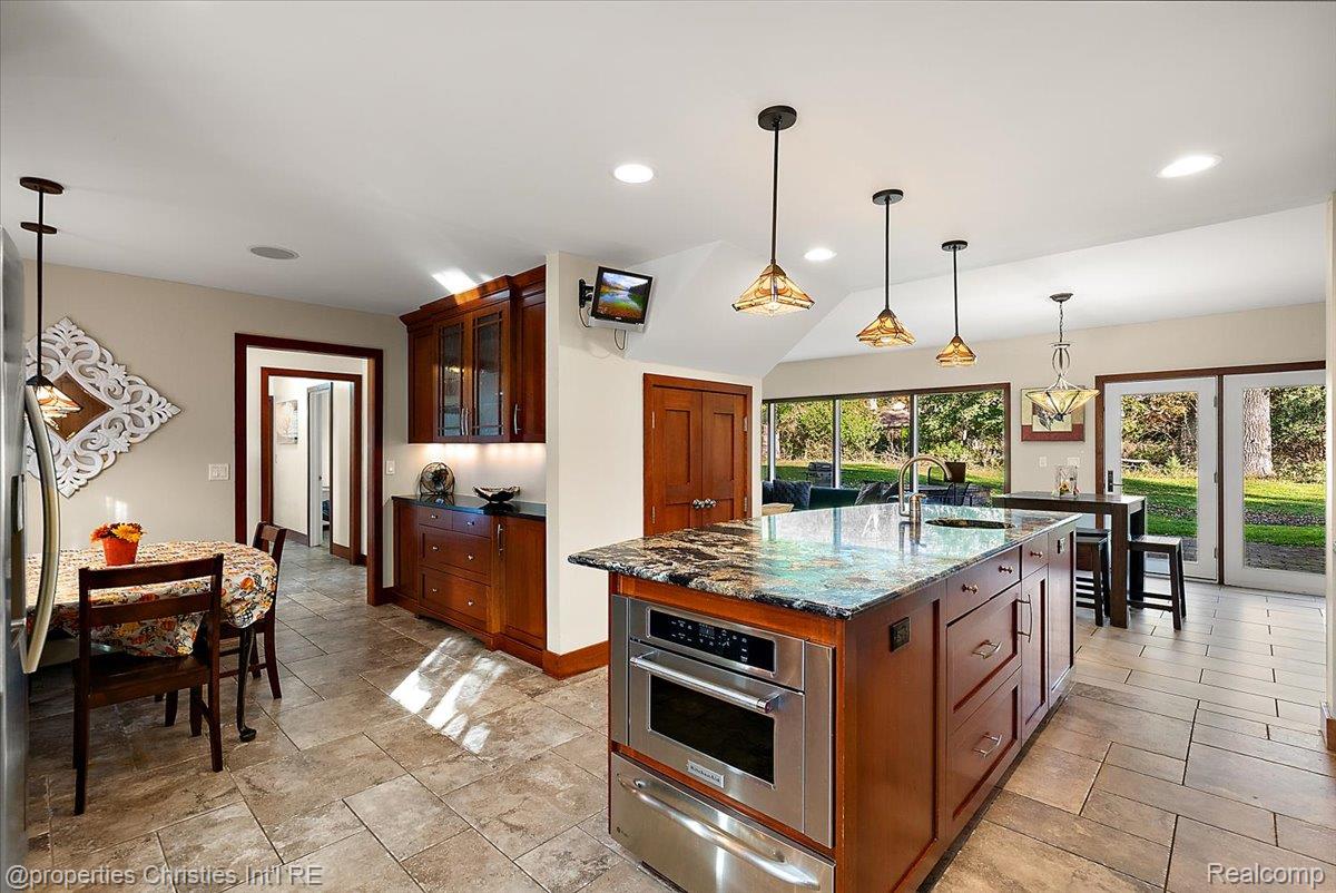 1760 CEDAR HILL DR